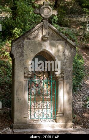 Rocamadour, France - 3 septembre 2018 : Statinon 7 Jésus tombe pour la deuxième fois. Les stations du chemin de la Crucifixion au sanctuaire de Rocamadour. F Banque D'Images