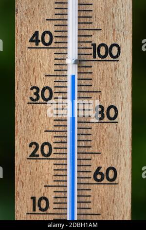 Thermomètre indiquant des températures chaudes en été à l'extérieur, 35 degrés celsius Banque D'Images