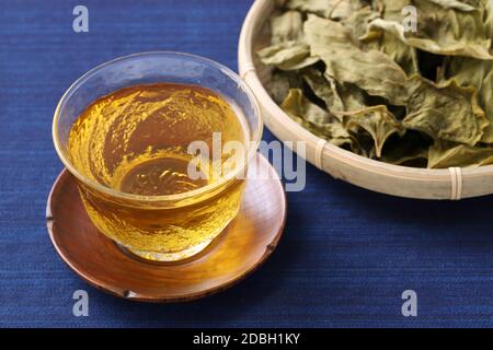 thé de feuilles de persimmon, médecine de fines herbes sur table Banque D'Images