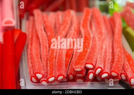 Réglisse de bonbons aigre rouge. En-cas sucré, gommies, méduses, gommdrop, bonbons délicieux, nourriture malsaine, concepts de cavité Banque D'Images