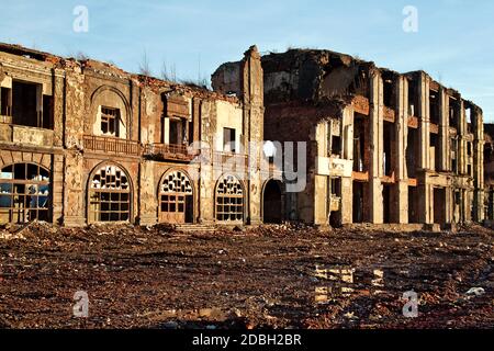 Paysage de bâtiments ruinés au coucher du soleil, image de la décrépitude ou de la catastrophe naturelle. Banque D'Images