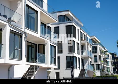 Maisons de ville moderne blanc vu à Berlin, Allemagne Banque D'Images