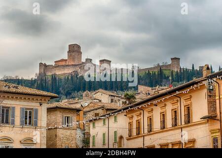 Vue sur Rocca Maggiore, forteresse médiévale dominant la ville d'Assise, l'une des plus belles villes médiévales du centre de l'Italie Banque D'Images