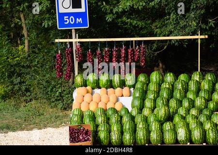 Vente de légumes et de pastèques par la route. Boutiques de la station balnéaire au bord de la route pour les touristes. Banque D'Images