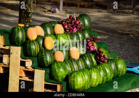 Vente de légumes et de pastèques par la route. Boutiques de la station balnéaire au bord de la route pour les touristes. Banque D'Images