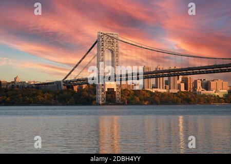 RIDEAU D'ACIER : VOLUME 2 : le pont George Washington est l'étoile de nombreuses magnifiques cyscapes le long de la rivière Hudson dans les Palisades du NJ Banque D'Images