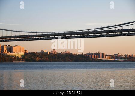 RIDEAU D'ACIER : VOLUME 2 : le pont George Washington est l'étoile de nombreuses magnifiques cyscapes le long de la rivière Hudson dans les Palisades du NJ Banque D'Images