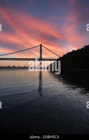 RIDEAU D'ACIER : VOLUME 2 : le pont George Washington est l'étoile de nombreuses magnifiques cyscapes le long de la rivière Hudson dans les Palisades du NJ Banque D'Images
