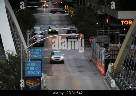 Voitures en direction de la bibliothèque d'Austin Banque D'Images