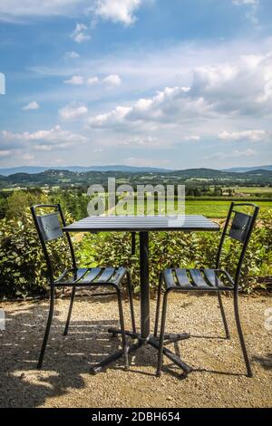 Coin salon dans le café avec vue sur la campagne provençale, France Banque D'Images