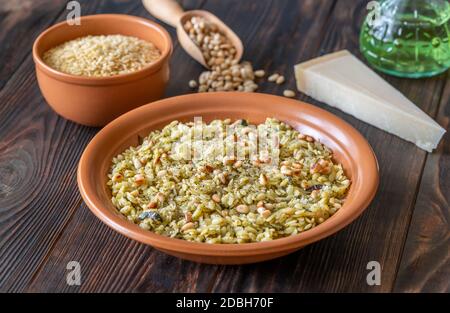 Portion de salade de pâtes orzo avec ingrédients Banque D'Images