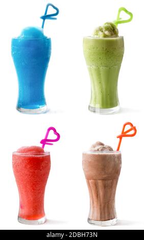 Smoothie aux fruits à jus multiples dans un verre avec une paille en forme de coeur de Blue Hawaii, thé vert, soda rouge, crème glacée au nectar de cacao, C Banque D'Images