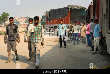 Travailleurs manuels employés pour déplacer des sacs de ciment du train aux camions le 13 octobre 2019 à Mathura, Uttar Pradesh, Inde. Banque D'Images