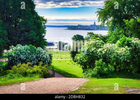 Paysage du début de l'été du parc Kaivopuisto, Helsinki, Finlande avec vue sur la mer et les îles Suomenlinna. Des deux côtés de la trajectoire, il y a fr Banque D'Images