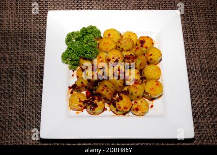 tranches de concombres avec sauce soja, ail et garniture au piment rouge Banque D'Images