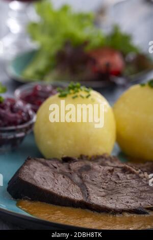 sauerbraten allemand sur une assiette avec des boulettes Banque D'Images