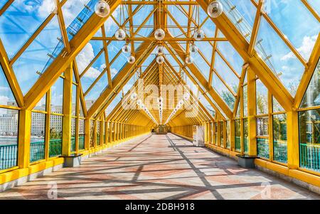 Marche à l'intérieur du pont couvert piétonnier de Pushkinsky près du parc Gorky dans le centre de Moscou, Russie Banque D'Images