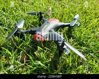 Gros plan d'un drone Syma sur une pelouse dans Central Park à San Ramon, Californie, États-Unis, 7 novembre 2020. () Banque D'Images