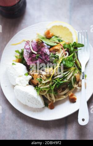 Pâtes avec chapelure à l'ail, citron et ricotta Banque D'Images