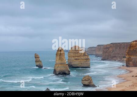 Les douze apôtres, une célèbre collection de cheminées de calcaire de la rive du Port Campbell National Park, par la Great Ocean Road, à Victoria, au Banque D'Images