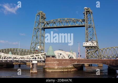 Bridge à Rotterdam aux Pays-Bas appelée le Koningshavenbrug, également connu sous le nom de hef. Précédemment utilisé pour une liaison en train entre Rotterdam et Br Banque D'Images