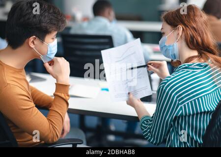 Étudiants internationaux portant un masque médical et parlant Banque D'Images
