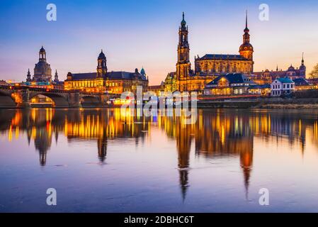 Dresde, Allemagne. Cathédrale de la Sainte Trinité ou la terrasse Bruehl, Hofkirche. Coucher du soleil au crépuscule sur la rivière Elbe en Saxe. Banque D'Images