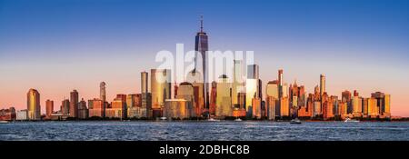 New York. Vue imprenable sur le Lower Manhattan Skyline depuis le New Jersey, États-Unis d'Amérique. Banque D'Images