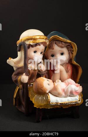 Scène de la nativité de Noël avec des figures délicates dans la nouvelle normale du coronavirus ou covid-19. Jose et Maria avec collier sur fond noir. YE Banque D'Images