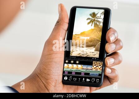 Modification de vidéos sur un téléphone mobile à l'aide de l'application Video Editor Banque D'Images