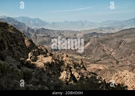 Vue générale de la montagne de Wadi Bani Awf dans l'ouest de Hajar Banque D'Images