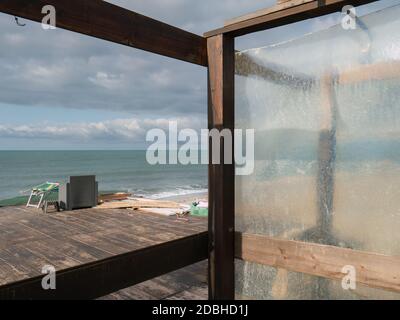 Plage en hiver avec des équipements abandonnés (côte du Latium, Italie, Europe) Banque D'Images