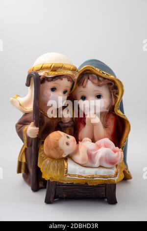 Scène de la nativité de Noël avec des figures délicates dans la nouvelle normale du coronavirus ou covid-19. Jose et Maria avec collier sur fond blanc. YE Banque D'Images