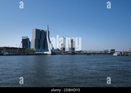 Vue panoramique sur le pont Erasmus dans la ville et les bâtiments de Rotterdam aux Pays-Bas Holland Banque D'Images