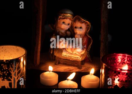 Scène de la nativité de Noël avec des figures délicates dans la nouvelle normale du coronavirus ou covid-19. José et Maria avec jugulaire. Décoration de Noël classique Banque D'Images