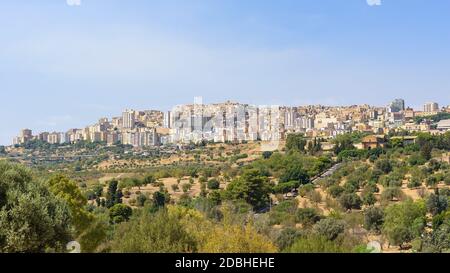 Vue panoramique sur la ville d'Agrigento, sur la côte sud de la Sicile, en Italie Banque D'Images