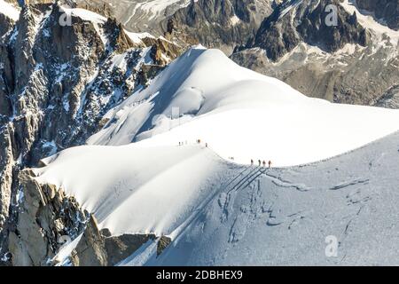 Mont Blanc mountaneers marche sur la crête enneigée Banque D'Images