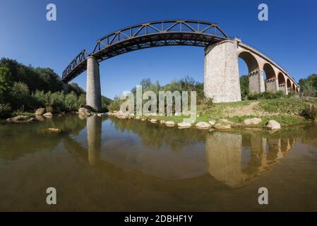 Pont ferroviaire abandonné au-dessus de la rivière Mignone (Latium, Italie, Europe) Banque D'Images