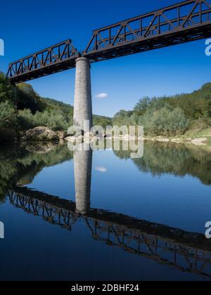 Pont ferroviaire abandonné au-dessus de la rivière Mignone (Latium, Italie, Europe) Banque D'Images