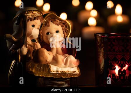 Scène de la nativité de Noël avec des figures délicates dans la nouvelle normale du coronavirus ou covid-19. José et Maria avec jugulaire. Décoration de Noël classique Banque D'Images