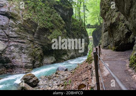 Faites de la randonnée dans le Partnachklamm près de Garmisch Partenkirchen Banque D'Images