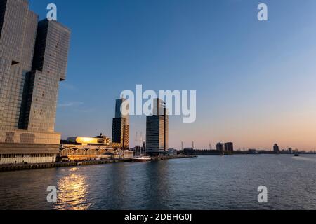 Paysage urbain de Rotterdam, vue sur 'e kop van zuid' depuis le bord de la rivière Banque D'Images