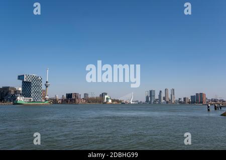 Vue panoramique sur le pont Erasmus dans la ville et les bâtiments de Rotterdam aux Pays-Bas Holland Banque D'Images