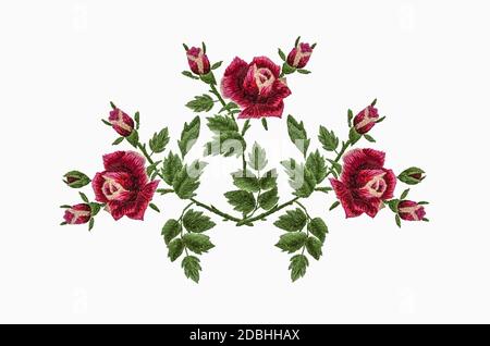 Motif 3DThe pour la broderie satinée d'un bouquet de trois roses avec des pétales rose-rouge sur une branche avec du vert feuilles et bourgeons sur fond blanc Banque D'Images