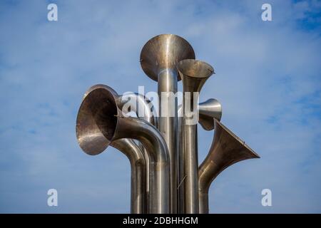 un certain nombre de formes de trompette en acier poli faites en un Sculpture Morecambe Banque D'Images