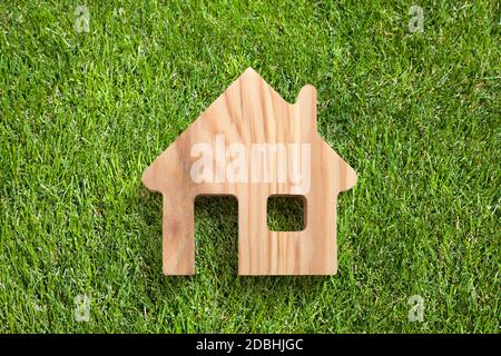 Maison en bois sur herbe verte Banque D'Images