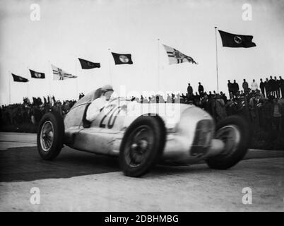 Manfred von Bauchitsch dans sa voiture de course avec le numéro 20 lors d'une course automobile. Banque D'Images