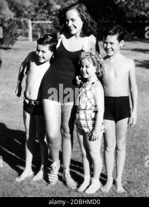 Paulette Goddard, épouse de Charlie Chaplin, avec leurs enfants Sydney et Charlie Jr. Et leur amie Shirley Temple (milieu) en vacances à Palm Springs. Banque D'Images