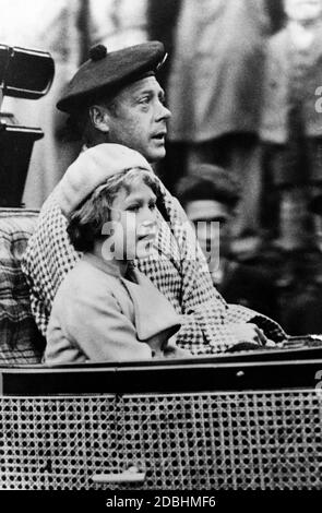 La princesse Elizabeth et son oncle le prince Edward VIII en charriot ouvert sur leur chemin de retour au château après une visite de l'église. Photo non datée, env. 1933. Banque D'Images