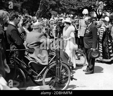 « la reine Elizabeth et le roi George VI ont eu une conversation avec les anciens combattants de la première Guerre mondiale à Cardiff lors de leur tournée de couronnement dans le pays de Galles. Les vétérans se nommait « les vieux présentoirs ». Banque D'Images